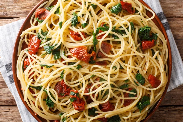 Traditionele spaghetti met gedroogde tomaten, kaas en spinazie cl — Stockfoto