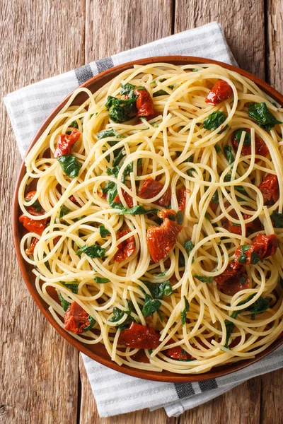 Italian tasty spaghetti with sun-dried tomatoes and spinach clos — Stock Photo, Image