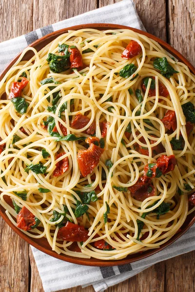 Vegetarische Spaghetti met gedroogde tomaten en spinazie close-up op — Stockfoto