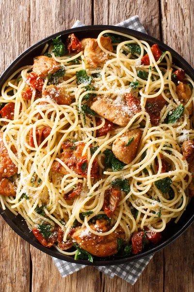 Włoski makaron spaghetti z smażonym kurczakiem, suszone pomidory i s — Zdjęcie stockowe
