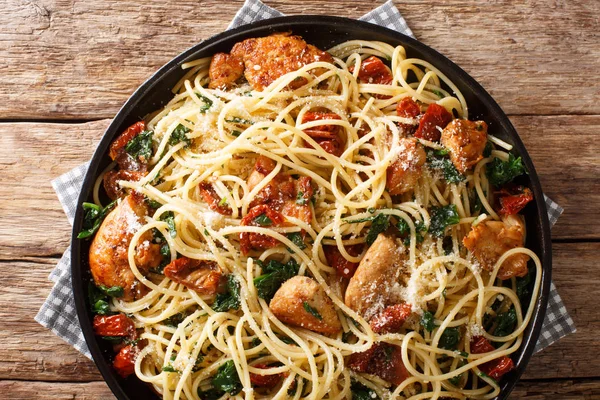 Gotowane spaghetti z suszonymi pomidorami, kawałki kurczaka, parmesa — Zdjęcie stockowe