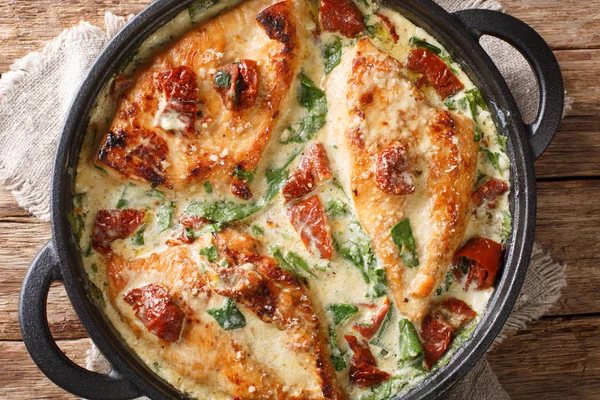 Italian chicken breast with sun-dried tomatoes and spinach in ch — Stock Photo, Image