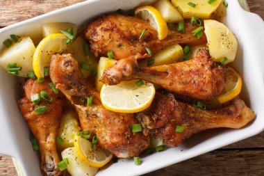 Lezzetli tavuk bacakları garli limon ve haşlanmış patates ile pişmiş