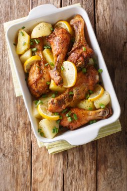 Sarımsak sos clos limon ve haşlanmış patates ile Tavuk bacaklar