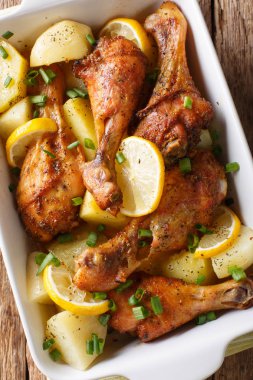 Limon ve haşlanmış patates yakın çekim ile Pişmiş tavuk bacakları bir 