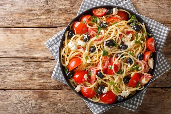 Vitamine verse Griekse pasta spaghetti salade met kaas en Vegeta — Stockfoto