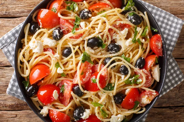 Sommer hausgemachter griechischer Nudelsalat mit Käse, Oliven, Tomaten — Stockfoto