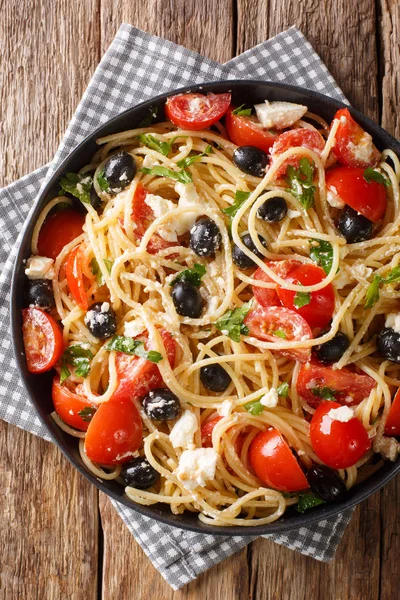 Spaghettisalat mit Feta, Oliven, Tomaten und Petersilie in Nahaufnahme — Stockfoto