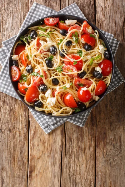 Leckerer griechischer Nudelsalat mit Käse, Oliven, Tomaten und Petersilie — Stockfoto