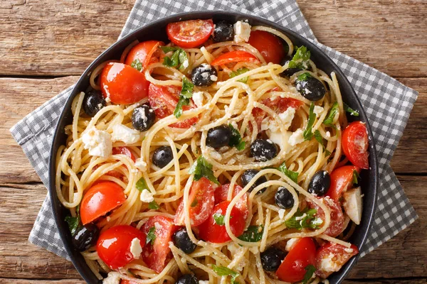 Traditioneller griechischer Nudelsalat mit Käse, Oliven, Tomaten — Stockfoto