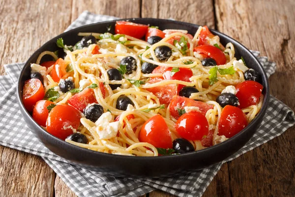 Salade de spaghettis aux pâtes grecques fraîches vitaminées au fromage et aux légumes — Photo