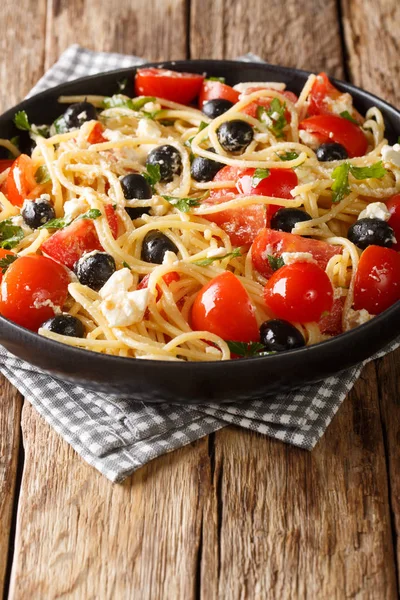 Spaghetti salad with feta, olives, tomatoes and parsley close-up — Stock Photo, Image