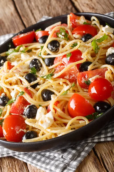 Greek pasta spaghetti salad with feta, olives, tomatoes and herb — Stock Photo, Image