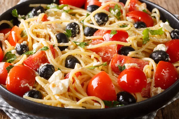 Tasty greek pasta salad with cheese, olives, tomatoes and parsle — Stock Photo, Image