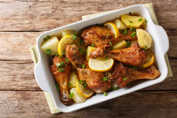 Görög konyha sült csirke lábak citrommal és burgonyával garl — Stock Fotó