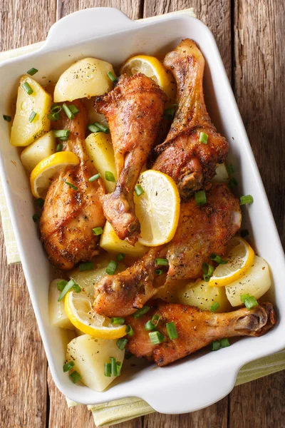 Ayam Yunani dengan lemon dan kentang rebus close-up dalam bakin — Stok Foto