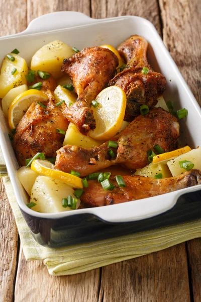 Griechisches Huhn mit Zitrone und gekochten Kartoffeln in Nahaufnahme in einem Backofen — Stockfoto