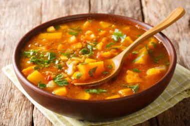 Ev yapımı tatlı patates ve mercimek çorbası. 