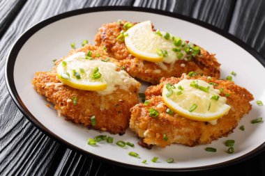 Limonla servis edilen kızarmış tavuk göğsü.