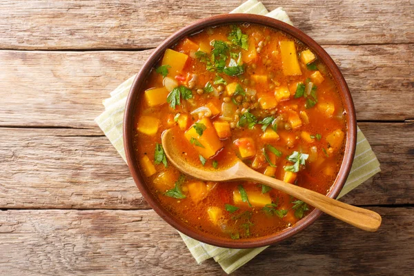 Zuppa di patate dolci spesse tradizionali con lenticchie vicino in una b — Foto Stock