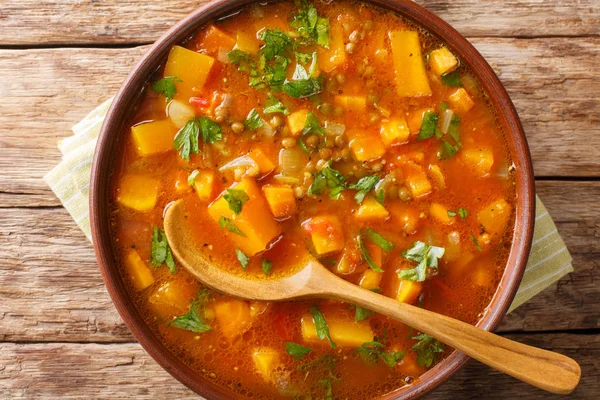 Sabroso tomate batata con sopa de lentejas de cerca en un tazón. H —  Fotos de Stock