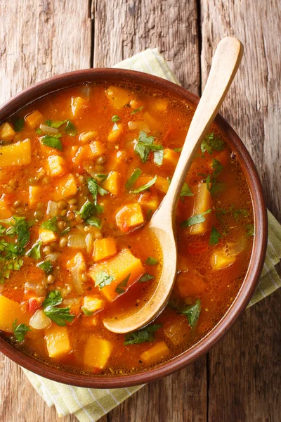 Batata doce vegetariana vegetal com sopa de lentilha close-up em um — Fotografia de Stock