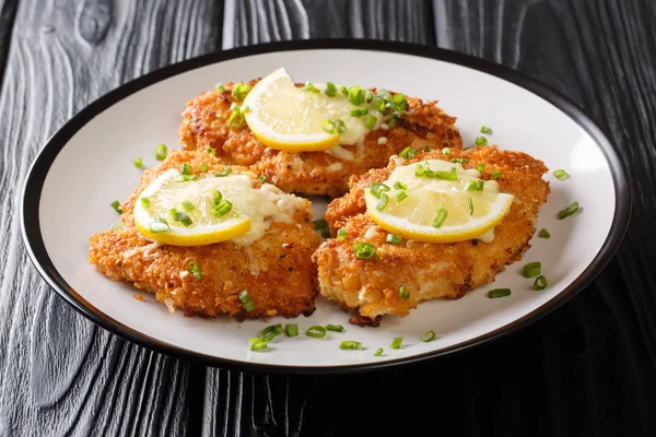 Traditional tasty cheese Romano chicken breast fried breaded ser — Stock Photo, Image