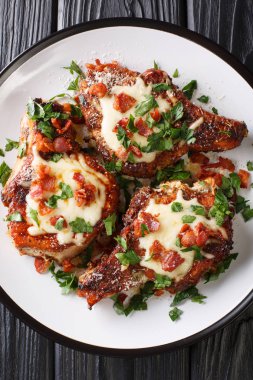 Peynirli ve pastırmalı domuz pirzolası. Verti