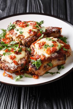 Parmesanlı ızgara domuz pirzolası ve yakın plan domuz pastırması. v