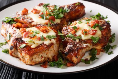 Parmesanlı domuz pirzolası ve domuz pastırması pişirdim.