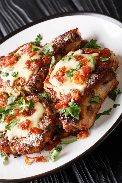 Parmesanlı domuz pirzolası ve domuz pastırması.