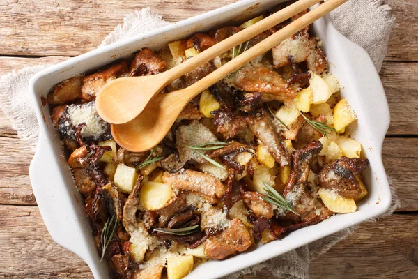 Smaklig kryddig kyckling gryta med porcini svamp, potatis en — Stockfoto