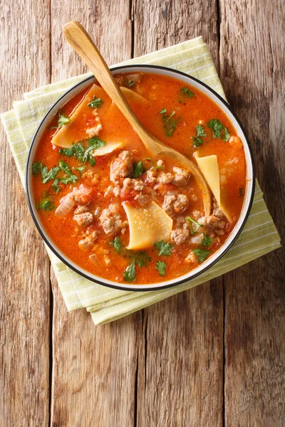 Sopa de lasaña fresca y fragante con carne picada de cerca. Vertical t — Foto de Stock