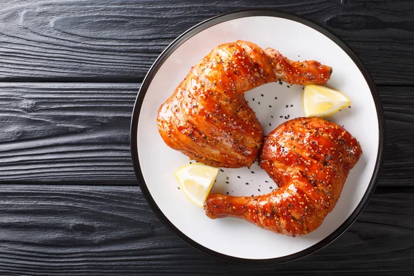 Traditional glazed sticky chicken leg quarters served with lemon — Stock Photo, Image