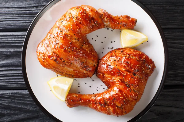 Porce lepkavých kuřecích stehýnek se sezamovými semínky a lemem — Stock fotografie