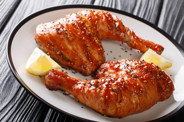 Grilled chicken quarter legs in honey-tomato marinade served wit — Stock Photo, Image