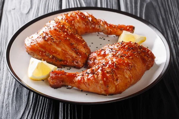 Popular food sticky chicken quarter legs with sesame seeds serve — Stock Photo, Image
