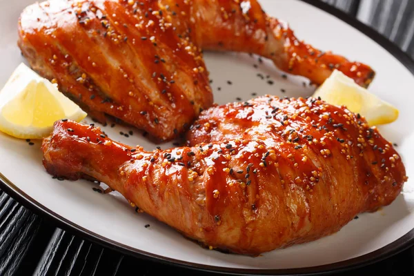 Traditional glazed sticky chicken leg quarters served with lemon — Stock Photo, Image