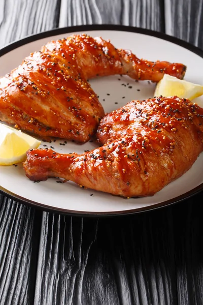 Portion of sticky chicken quarter legs with sesame seeds and lem — Stock Photo, Image