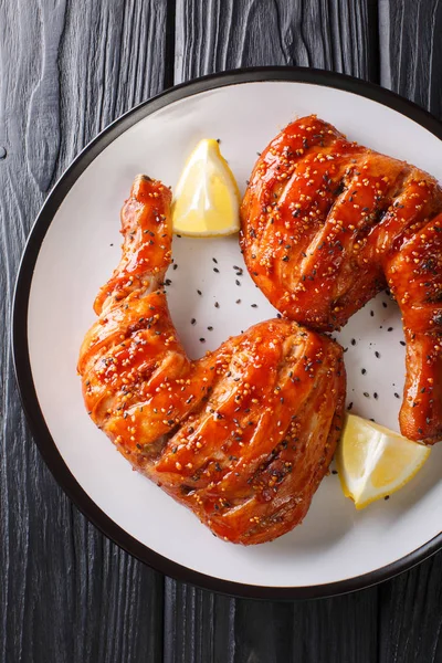 구운 닭고기 다리에 참깨와 레몬을 클로즈업 한 모습 — 스톡 사진
