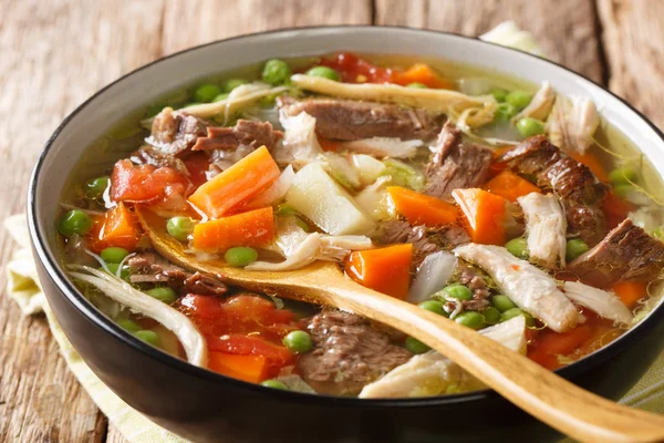 野菜や肉とゆっくりと調理スープを閉じる — ストック写真
