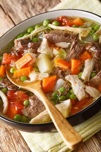 Slow Cooker Soupe belge Booyah aux légumes et viande close-u — Photo