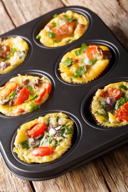 Pastırmalı, domatesli, ıspanaklı ve mantarlı kahvaltı çörekleri.