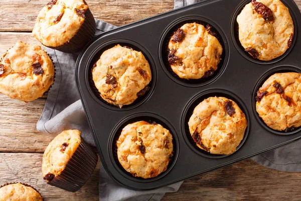 Vers gebakken muffins met zongedroogde tomaten en cheddar kaas — Stockfoto