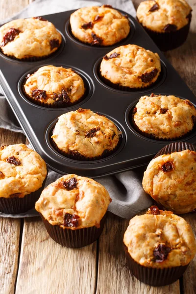 Snack hartige muffins met zongedroogde tomaten en cheddar kaas — Stockfoto