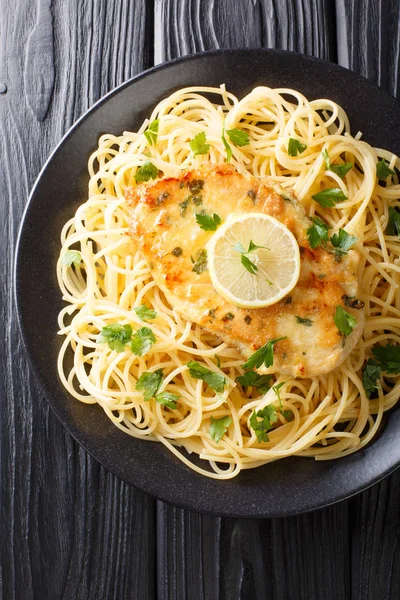 Italienisch-amerikanische Küche Chicken Francaise mit Spaghetti — Stockfoto