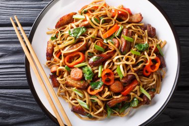 Domuz, biber, lahana, soğan ve havuçlu Çin eriştesi.