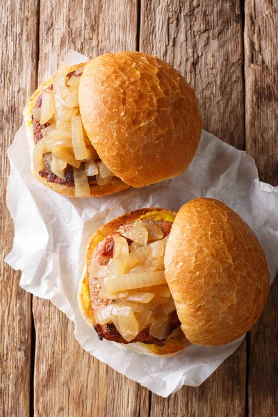 Sanduíches americanas de costeleta de porco com cebola e mostarda close-up o — Fotografia de Stock