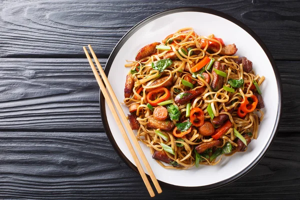 Stir fry from chow mein noodles with pork and vegetables close-u — Stock Photo, Image