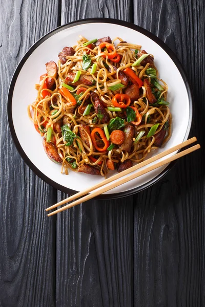 Tradycyjne makaron chow mein z smażoną wieprzowiną i warzywami clo — Zdjęcie stockowe